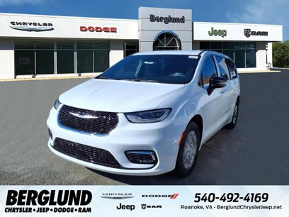 New 2025 Chrysler Pacifica Select
