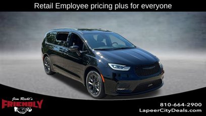 New 2025 Chrysler Pacifica Select