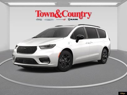 New 2025 Chrysler Pacifica Premium