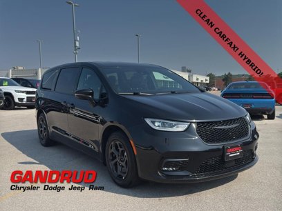Used 2022 Chrysler Pacifica Touring-L w/ Uconnect Theater Family Group