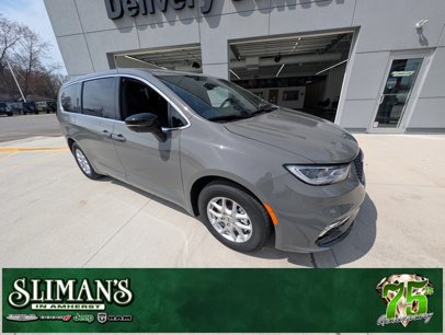 New 2025 Chrysler Pacifica Select w/ Uconnect Theater Family Group