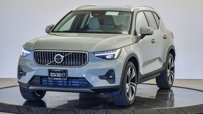 New 2025 Volvo XC40 B5 Ultra w/ Climate Package