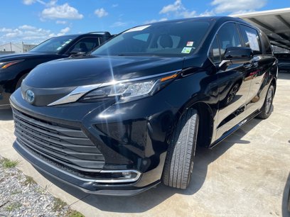 Certified 2021 Toyota Sienna XLE