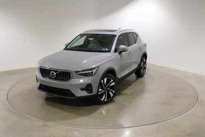 New 2025 Volvo XC40 B5 Plus w/ Protection Package Premier