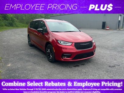 New 2025 Chrysler Pacifica Select