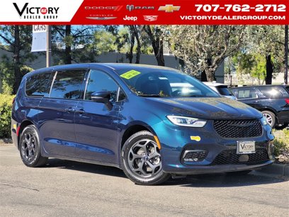 Used 2022 Chrysler Pacifica Limited w/ Uconnect Theater Family Group