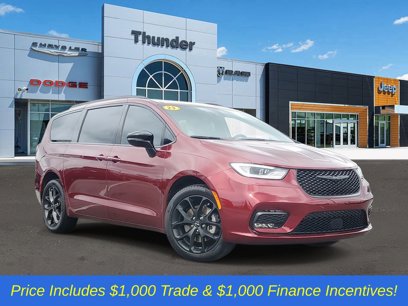 Used 2023 Chrysler Pacifica Limited w/ S Appearance Package