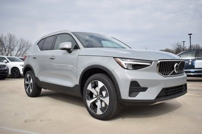 New 2025 Volvo XC40 B5 Core w/ Climate Package