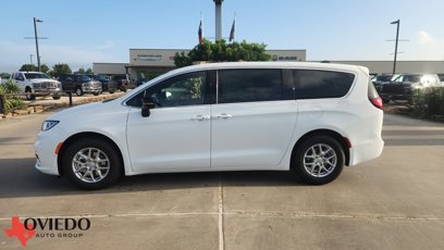 New 2025 Chrysler Pacifica Select