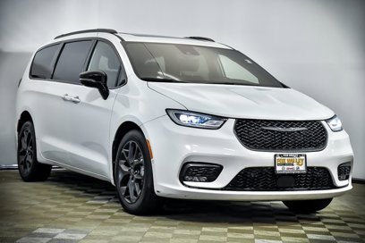 Used 2023 Chrysler Pacifica Limited w/ S Appearance Package