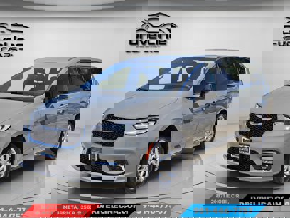 Used 2025 Chrysler Pacifica Select