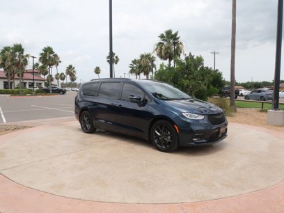 Used 2022 Chrysler Pacifica Touring-L w/ Uconnect Theater Family Group