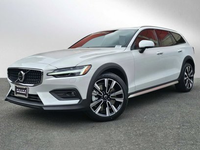 New 2025 Volvo V60 B5 Cross Country Ultra w/ Climate Package