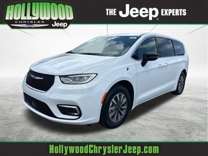 New 2025 Chrysler Pacifica Select
