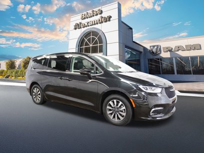 Used 2022 Chrysler Pacifica Touring-L w/ Uconnect Theater Family Group