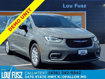 New 2025 Chrysler Pacifica Select