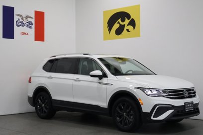 Used 2024 Volkswagen Tiguan SE w/ Panoramic Sunroof Package