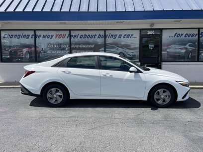 New 2025 Hyundai Elantra SE