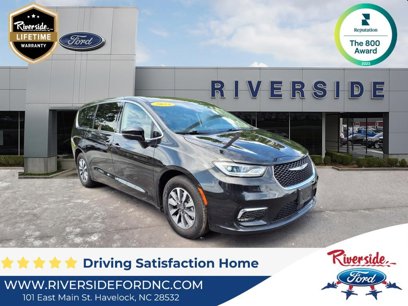 Used 2024 Chrysler Pacifica Select