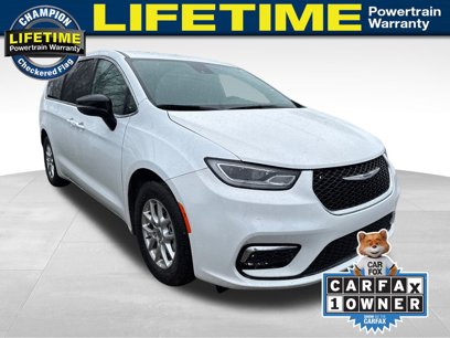 Used 2025 Chrysler Pacifica Select
