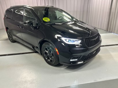 New 2025 Chrysler Pacifica Select