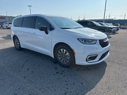 New 2025 Chrysler Pacifica Select