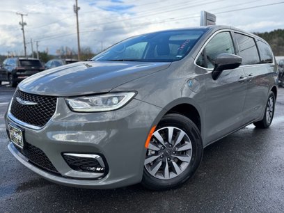 Used 2023 Chrysler Pacifica Touring-L