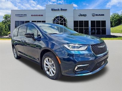 New 2025 Chrysler Pacifica Select