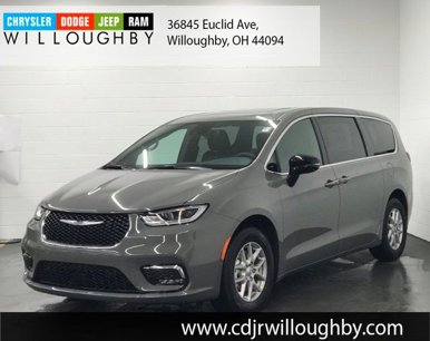 New 2025 Chrysler Pacifica Select