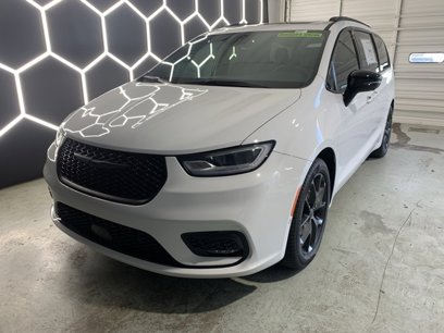 New 2024 Chrysler Pacifica Limited w/ S Appearance Package