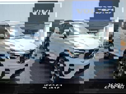 New 2025 Volvo XC40 B5 Core w/ Climate Package