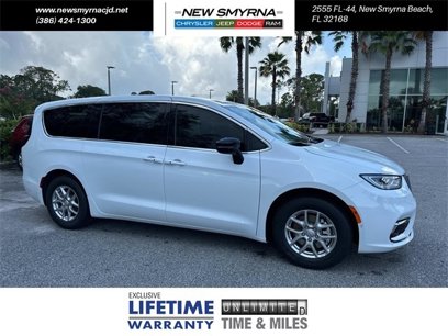New 2025 Chrysler Pacifica Select