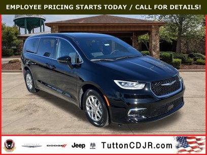 New 2025 Chrysler Pacifica Select
