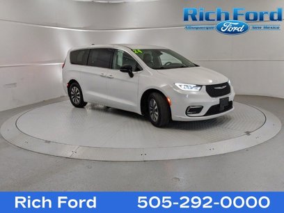 Used 2024 Chrysler Pacifica Select