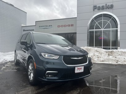 New 2025 Chrysler Pacifica Select