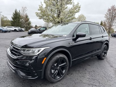 New 2024 Volkswagen Tiguan SE R-Line