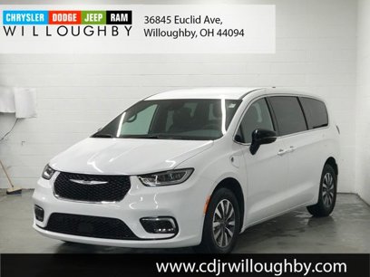 New 2025 Chrysler Pacifica Select