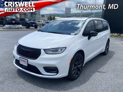 New 2025 Chrysler Pacifica Limited w/ Uconnect Theater Family Group