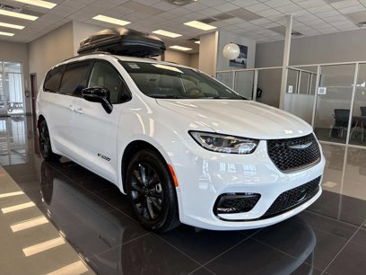 New 2025 Chrysler Pacifica Select
