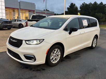 Used 2025 Chrysler Pacifica Select
