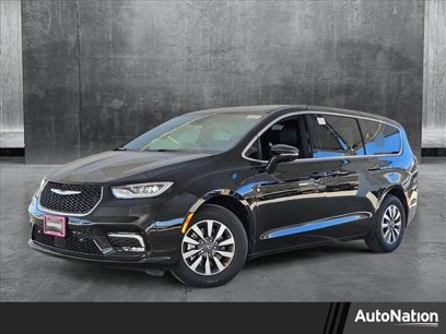 New 2025 Chrysler Pacifica Select