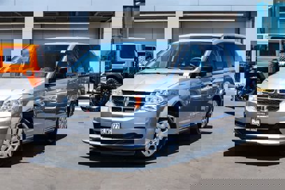 Used 2019 Dodge Grand Caravan SE w/ UConnect Hands-Free Group