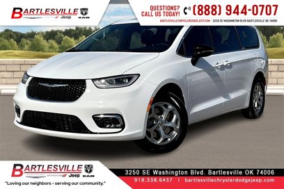 New 2024 Chrysler Pacifica Touring-L w/ Uconnect Theater Family Group