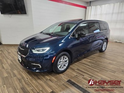 New 2025 Chrysler Pacifica Select