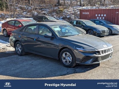 New 2025 Hyundai Elantra SE
