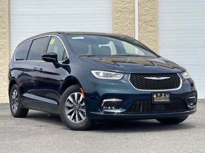 New 2025 Chrysler Pacifica Select