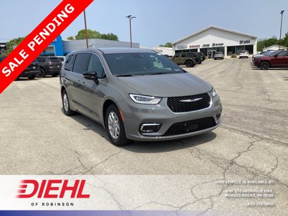 New 2025 Chrysler Pacifica Select