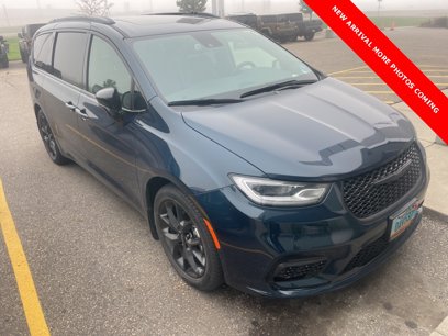 Used 2024 Chrysler Pacifica Limited w/ Uconnect Theater Family Group