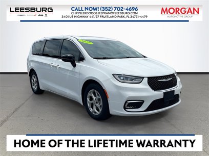 Used 2024 Chrysler Pacifica Limited w/ Uconnect Theater Family Group