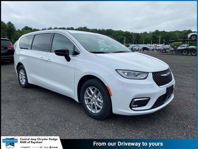 New 2025 Chrysler Pacifica Select